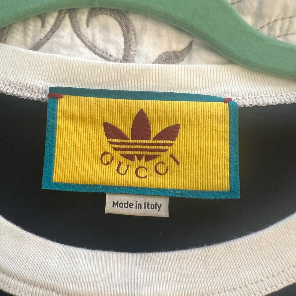 Gucci Black T-Shirt with Gold and Red Logo - Picture 9 of 9